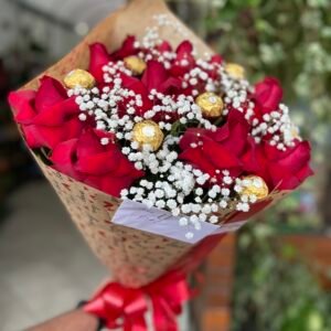 Buque12 rosas vermelhas com ferrero